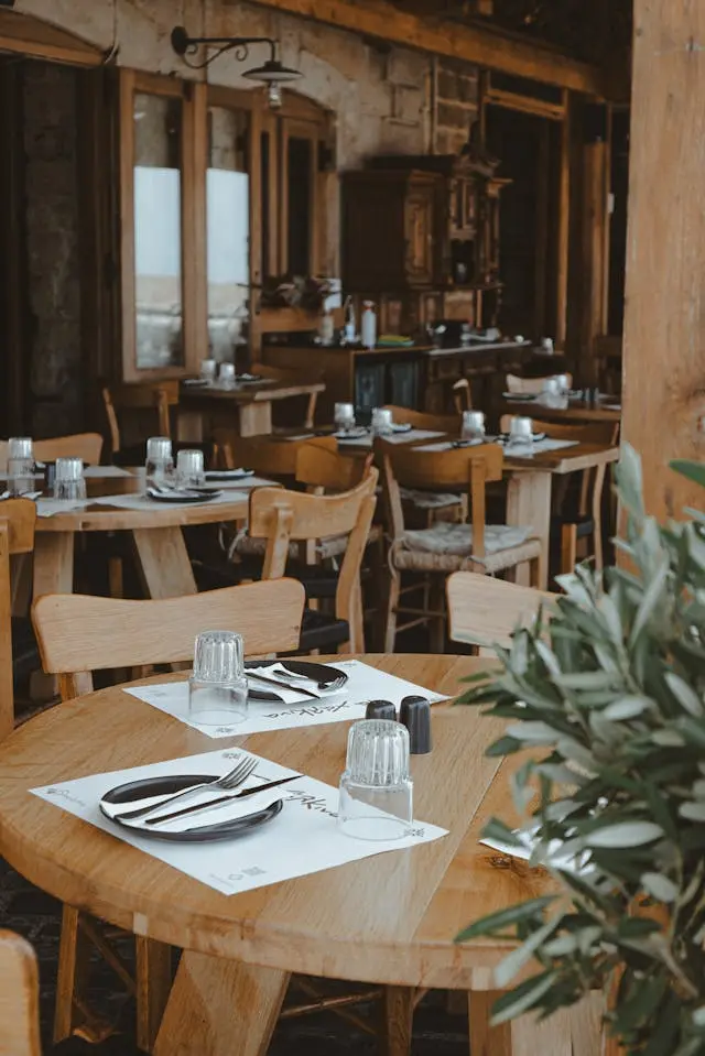 Tables et chaises en bois