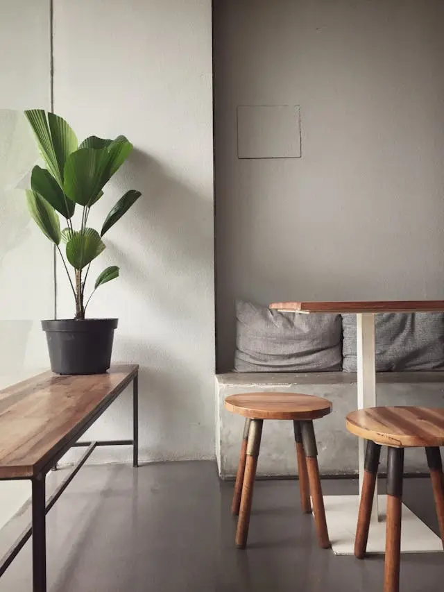 Photo d'un banc et d'un tabouret en bois